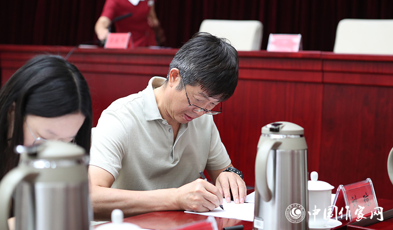 8月11日，紀(jì)監(jiān)組人員審核選票統(tǒng)計(jì)情況