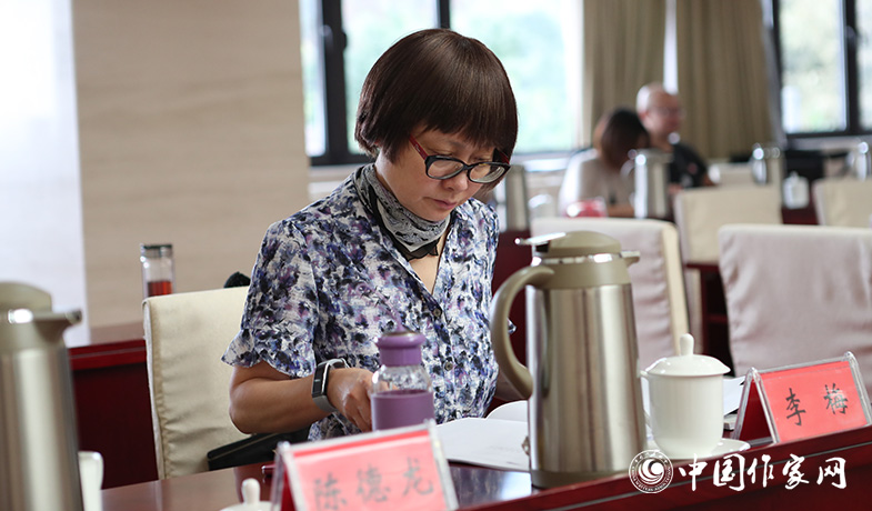 8月11日，紀(jì)監(jiān)組人員審核選票統(tǒng)計(jì)情況