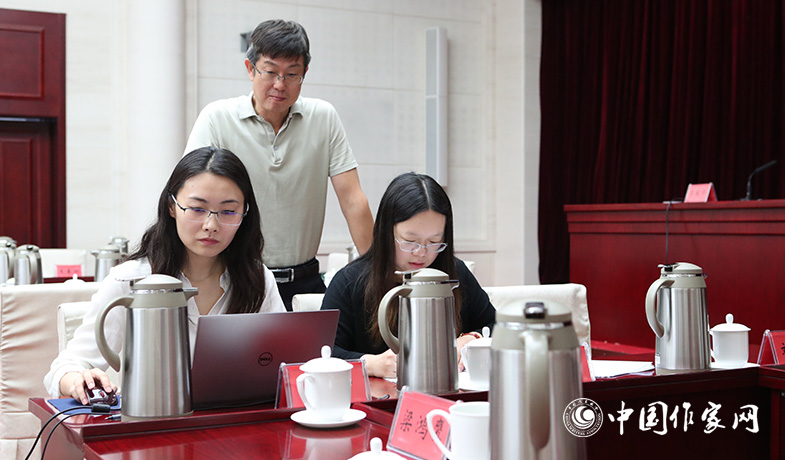 8月11日，聯(lián)絡(luò)員統(tǒng)計(jì)選票，紀(jì)監(jiān)組人員監(jiān)督工作