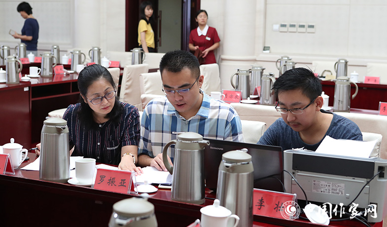 8月11日，聯(lián)絡(luò)員統(tǒng)計(jì)選票，紀(jì)監(jiān)組人員監(jiān)督工作