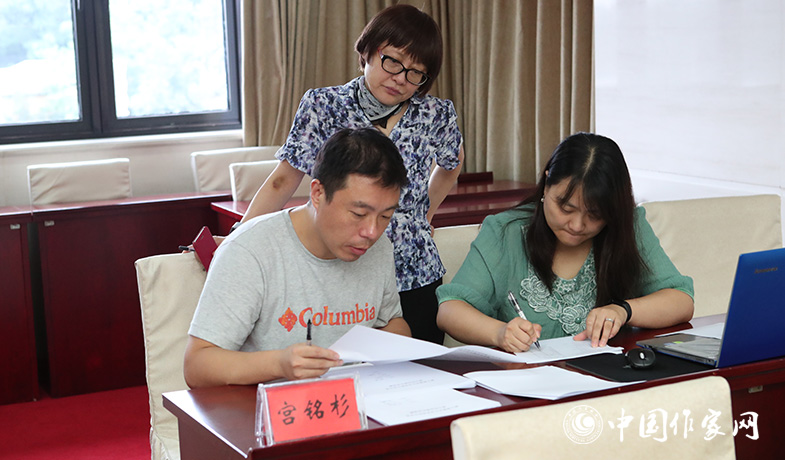 8月11日，聯(lián)絡(luò)員統(tǒng)計(jì)選票，紀(jì)監(jiān)組人員監(jiān)督工作