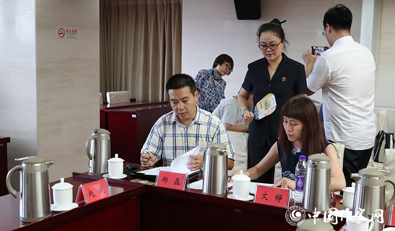 8月11日，聯(lián)絡(luò)員統(tǒng)計(jì)選票，公證處人員監(jiān)督工作