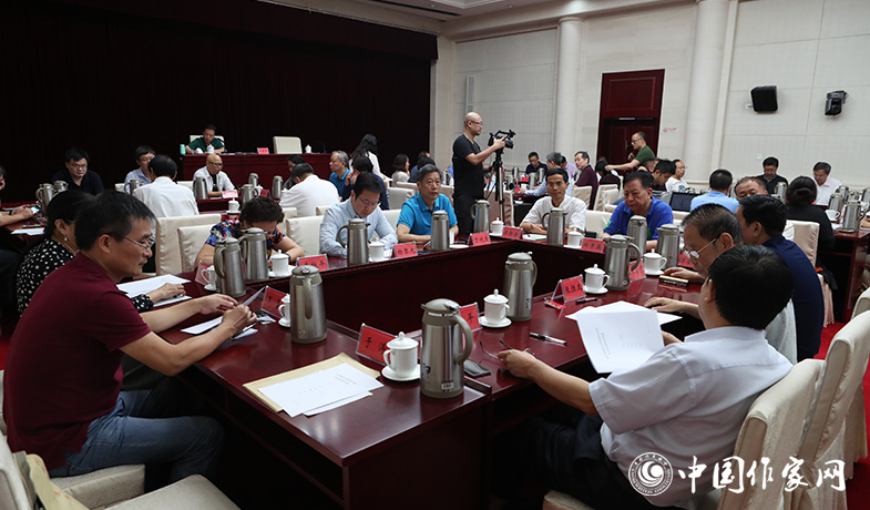 8月11日，評(píng)委們?cè)诮K評(píng)會(huì)上填寫選票