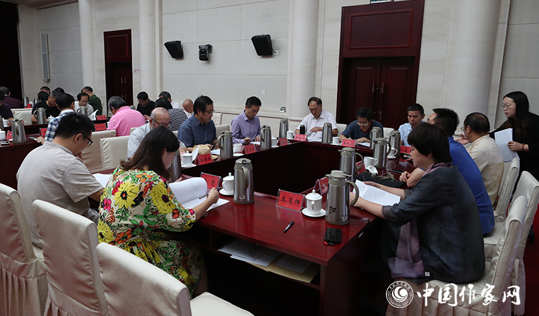 8月11日，評(píng)委們?cè)诮K評(píng)會(huì)上填寫選票