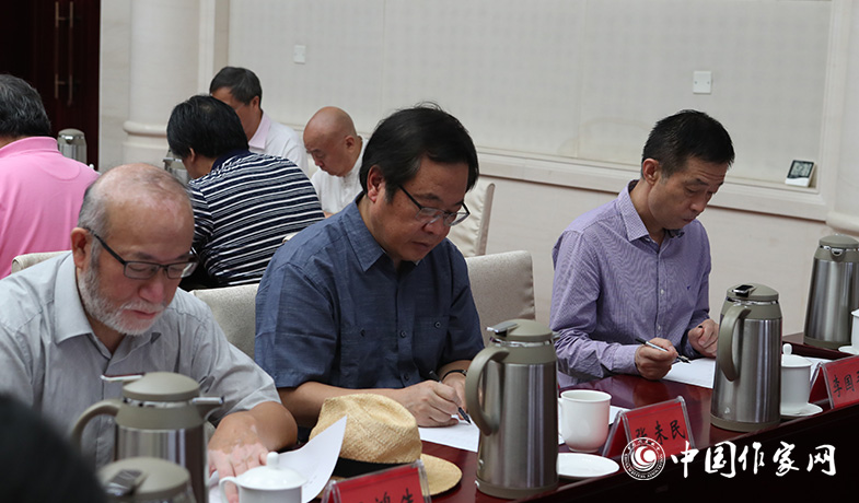 8月11日，評(píng)委們?cè)诮K評(píng)會(huì)上填寫選票