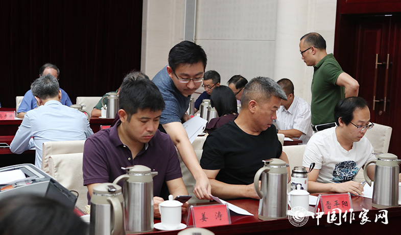 8月11日，聯(lián)絡(luò)員在向評(píng)委會(huì)收發(fā)選票