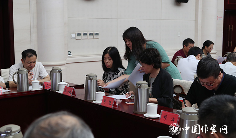 8月11日，聯(lián)絡(luò)員在向評(píng)委會(huì)收發(fā)選票