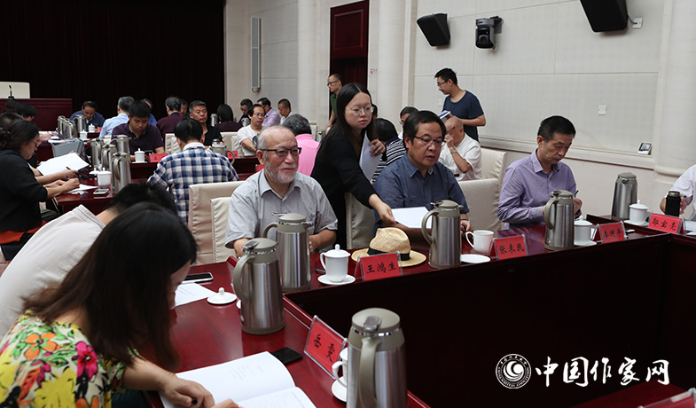 8月11日，聯(lián)絡(luò)員在向評(píng)委會(huì)收發(fā)選票