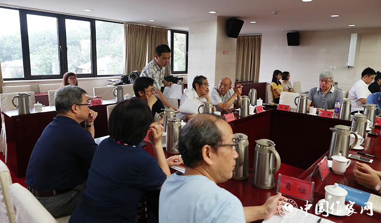 8月11日，聯(lián)絡(luò)員在向評(píng)委會(huì)收發(fā)選票