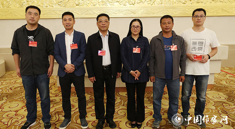 來，我們也合個(gè)影！