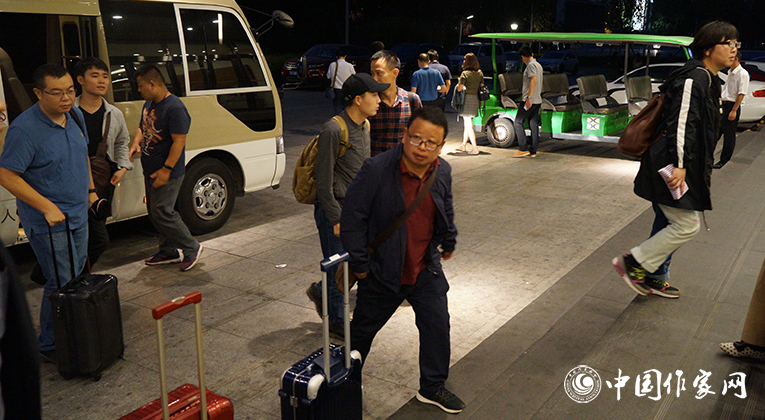 夜深了，青創(chuàng)會(huì)代表來到會(huì)場(chǎng)