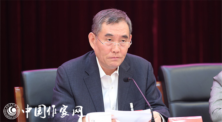 中國(guó)作協(xié)黨組書記、副主席錢小芊作報(bào)告