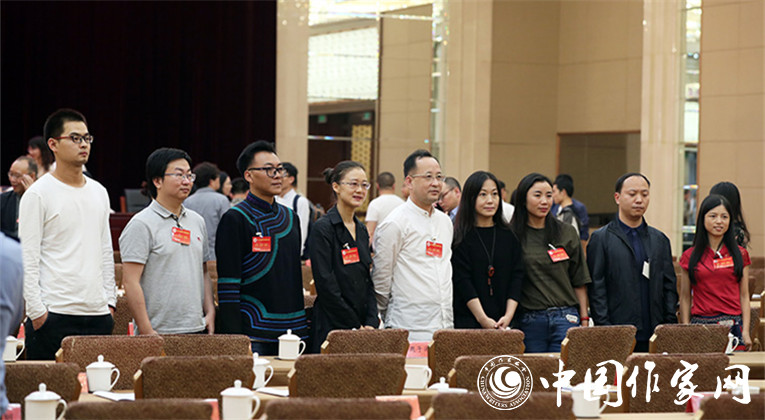 開幕式結(jié)束后，代表們合影留念