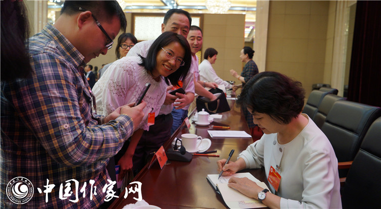 開幕式結(jié)束后，鐵凝為代表們簽名留念