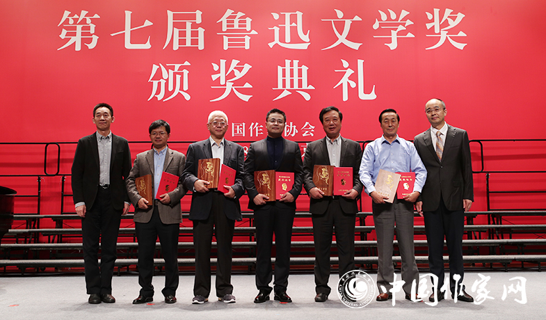 吳義勤、施戰(zhàn)軍為文學(xué)理論評(píng)論獎(jiǎng)獲獎(jiǎng)作家頒獎(jiǎng)