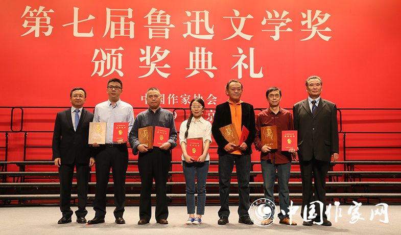 李冰、閻晶明為散文雜文獎(jiǎng)獲獎(jiǎng)作家頒獎(jiǎng)