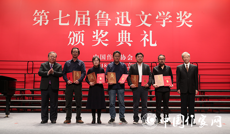 金炳華、吉狄馬加為詩歌獎(jiǎng)獲獎(jiǎng)作家頒獎(jiǎng)