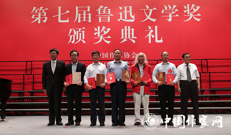 翟泰豐、湯恒為報(bào)告文學(xué)獎(jiǎng)獲獎(jiǎng)作家頒獎(jiǎng)