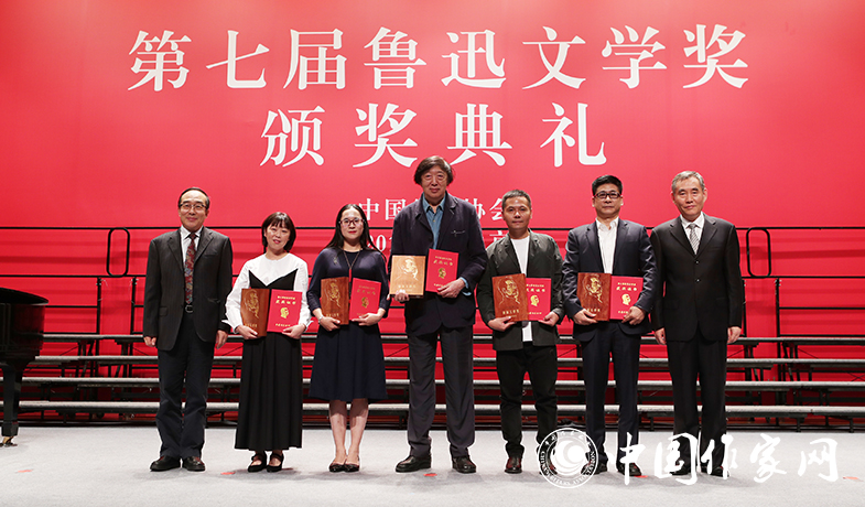 錢小芊、郭義強(qiáng)為短篇小說獎(jiǎng)獲獎(jiǎng)作家頒獎(jiǎng)