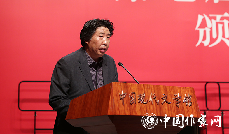 評(píng)委宗仁發(fā)宣讀詩歌獎(jiǎng)授獎(jiǎng)辭