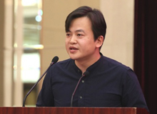 王威廉：人,時(shí)間的容器　　寫作的人在時(shí)間的蒼茫海面上需要看得更多、望得更遠(yuǎn)，才能帶給寫作真正的自由。[詳細(xì)]