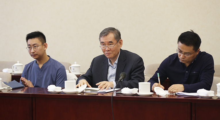 中國(guó)作協(xié)黨組書記、副主席錢小芊參加分組討論