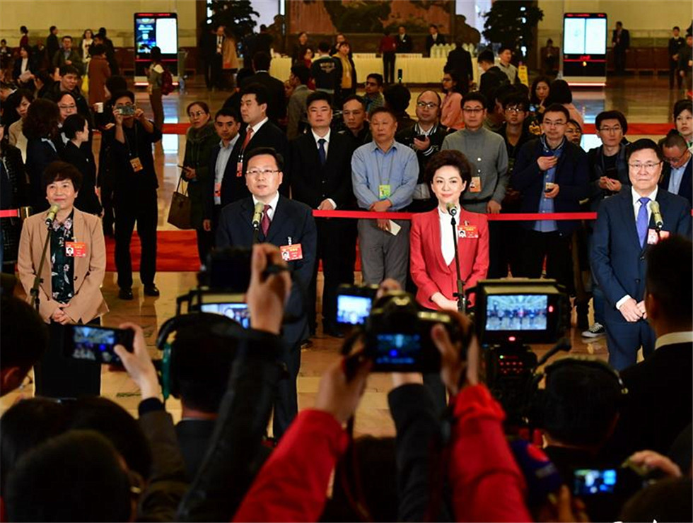 全國政協(xié)委員接受記者采訪。