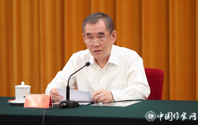 中國(guó)作協(xié)黨組書記、副主席錢小芊在會(huì)上發(fā)言