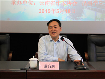 大多數(shù)優(yōu)秀文學作品都會給讀者以飽滿與扎實的閱讀之感，正如謝有順所說，盡管寫作是進入一個想象的世界，但這個想象，終歸是從生活根系里長出來的。真實的寫作，總是起源于作家對自己最熟悉的人、事、物的基本感受……