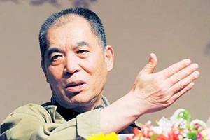 獲獎作品：《人世間》作者：梁曉聲         獲獎感言　　文學(xué)只不過是文學(xué)，并不等同于文化，也不約等于。但文學(xué)是其它各藝術(shù)門類的酵母，“文藝”二字注釋了此種關(guān)系。若將文藝從文化內(nèi)涵中剝離出來，文化便很容易成為束之高閣的學(xué)問，結(jié)果對于最廣大的人們失去了感染力。用時下流行的說法那就是——“不接地氣”了。中國的文化在影響世道人心方面，責(zé)任格外沉重。正如張載的名言所說，“為天地立心，為生民立命，為往圣繼絕學(xué)，為萬世開太平”——這是多么莊嚴(yán)正大的信念。