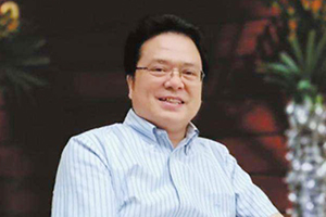 獲獎作品：《主角》作者：陳彥         獲獎感言　　我是從散文、小說寫作開始，中途轉(zhuǎn)向戲劇文學(xué)，最終又回歸小說創(chuàng)作。今天驀然回首，倍感滄桑與歡欣。我出生的那個山鄉(xiāng)小縣鎮(zhèn)安，在上世紀(jì)八十年代，出現(xiàn)了一股文學(xué)熱潮，青年幾乎個個都在做著熱辣辣的文學(xué)夢。我就是那時被裹挾進去，四十年，再沒有停止過丈量、勘測人性與生命溫度的腳步。從文學(xué)走向戲劇文學(xué)，是因為職業(yè)的原因，也是因為文學(xué)的原因。