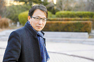 獲獎作品：《應(yīng)物兄》作者：李洱         獲獎感言　　文學(xué)傾向于描述那些珍貴的時刻：它濃縮著深沉的情感，包含著勇氣、責(zé)任和護佑，同時它也意味著某種險峻風(fēng)光。作者和有經(jīng)驗的讀者常常都會感動于此。除了與讀者共享那樣的時刻，寫作者還必須誠懇地感謝命運讓他與此相遇。第十屆茅獎評委將如此重要的獎項授予《應(yīng)物兄》，無疑讓我重新回到了那個珍貴的時刻，并讓我有機會在此感謝命運的饋贈。