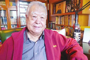 獲獎作品：《牽風(fēng)記》作者：徐懷中         獲獎感言　　這次評獎才得知，茅盾文學(xué)獎的字?jǐn)?shù)，下線定為13萬。事有湊巧，我的這本《牽風(fēng)記》正好是13萬字。也就是說，如果我再刪去千二八百，就湊不夠法定字?jǐn)?shù)，只能退出參評了。簿簿一本小書，無可夸口。我們剛剛歡度了共和國七十周年大慶，如果與國家建設(shè)發(fā)展相聯(lián)系，與個人的文學(xué)寫作歷程相聯(lián)系，也還真的可以引出許多話題，回眸之下，不勝感慨。