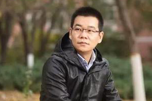 獲獎作品：《北上》作者：徐則臣         獲獎感言　　其實寫作22年來，我一直在感謝這條河。感謝的方式就是一篇接一篇的寫出與這條河相關(guān)的作品。22年里它都是我的小說最忠貞、最可靠的背景。我在河邊生活過多年，這些被大河水氣籠罩的歲月，成了我寫作最重要的資源。只要寫到河流，只要筆墨生澀了、故事滯重了，我就會在想象里迅速回到這條河邊。然后一切水到渠成。即便是那些發(fā)生在北京城里的故事，只要穿行在高樓大廈間的那個人，一頭連著這條河，我就知道接下來該怎么辦。