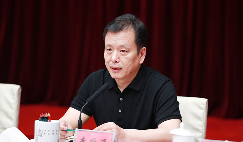 第一次全體會上，評委會副主任李敬澤就《評獎條例》和《評獎細(xì)則》作講解說明