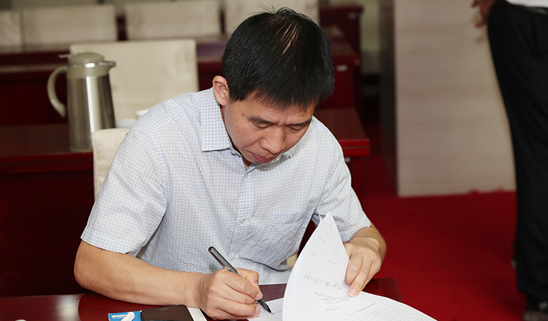 紀(jì)律監(jiān)察組人員核對選票統(tǒng)計情況并簽字