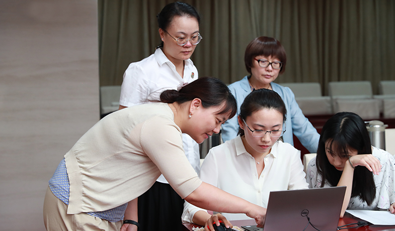 聯(lián)絡(luò)員在監(jiān)察組、公證員監(jiān)督下統(tǒng)計選票