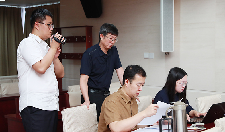 聯(lián)絡(luò)員在監(jiān)察組、公證員監(jiān)督下統(tǒng)計選票