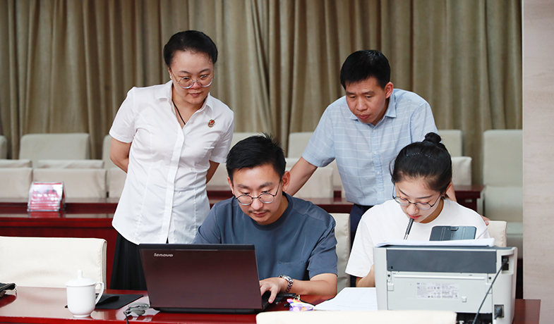 聯(lián)絡(luò)員在監(jiān)察組、公證員監(jiān)督下統(tǒng)計選票