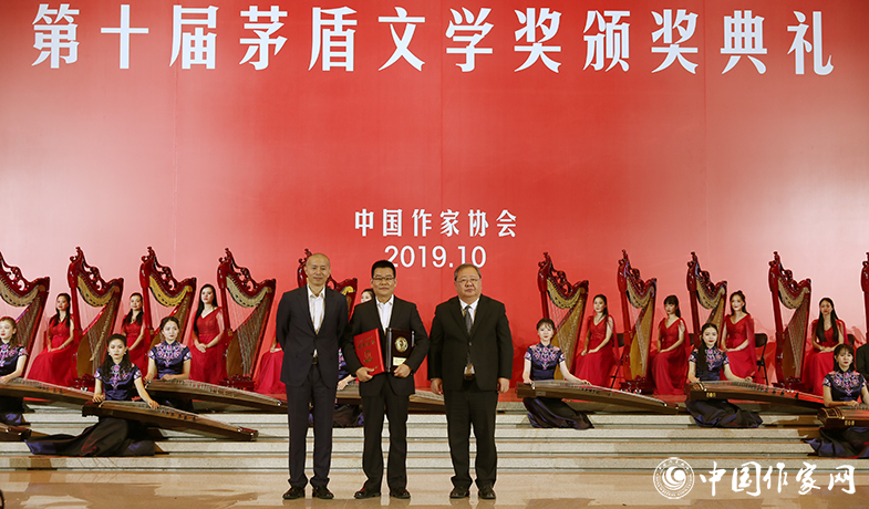 吉狄馬加、畢飛宇為獲獎作家徐則臣頒獎