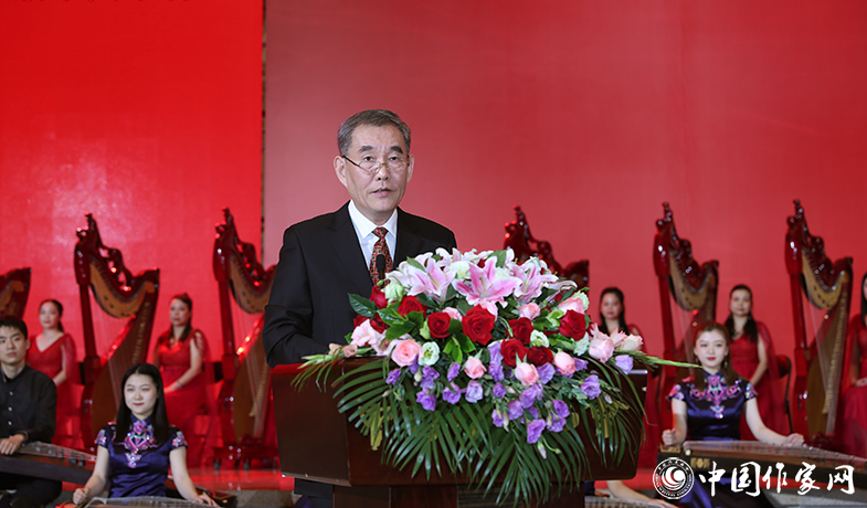 中國作家協(xié)會黨組書記、副主席錢小芊主持頒獎會