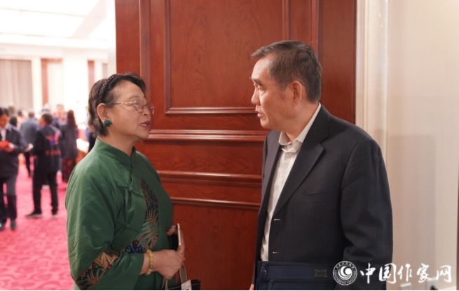 錢小芊與與會(huì)代表親切交談