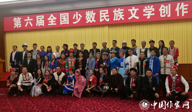 第六屆全國(guó)少數(shù)民族文學(xué)創(chuàng)作會(huì)議組圖（合影留念）