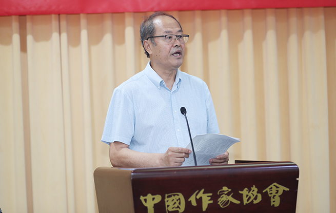 評(píng)論家孟繁華在主會(huì)場發(fā)言