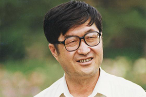 翻譯獎：漢文譯維吾爾文作者：牙生·賽依提（維吾爾族）         獲獎感言　　掌握一門語言就好像打開了一片新天地。上世紀(jì)80年代以后，我讀了許多漢族作家的作品，包括譯成漢語的許多國外作家的文學(xué)作品。當(dāng)時我所讀過的這些文學(xué)作品，依然沒有維文版，廣大維吾爾讀者則無法讀到這些文學(xué)作品。我覺得自己有責(zé)任將這些好的作品分享給維吾爾族讀者，讓他們也能一起欣賞和感悟優(yōu)秀的作品……