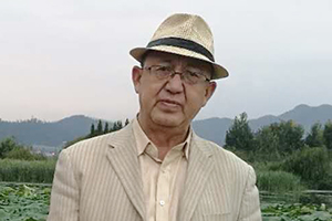 翻譯獎：維吾爾文譯漢文作者：鐵來克·依布拉音（維吾爾族）         獲獎感言　　文學(xué)創(chuàng)作繁榮的時代，也是文學(xué)翻譯繁榮的時代。我堅信文學(xué)的力量，它不僅能在人們當(dāng)中產(chǎn)生深入的了解，還能潛在地改善各民族之間的相互了解，促進(jìn)各民族之間的共同進(jìn)步和發(fā)展。一部優(yōu)秀的文學(xué)作品的翻譯，如同一只蜜蜂要釀造一公斤蜂蜜須采集一百萬朵花蕊那樣，需要我們持之以恒地積累知識……