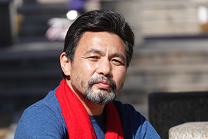 翻譯獎：藏文譯漢文作者：龍仁青（漢族）         獲獎感言　　在我看來，翻譯的意義，就是讓優(yōu)秀的文字抵達(dá)更遠(yuǎn)的遠(yuǎn)方。在我的想象里，母語原創(chuàng)的作品就好似是一匹駿馬，當(dāng)它一路馳騁，越過草原和山嶺，逐漸抵達(dá)大海岸邊的時候，它也就抵達(dá)了它要抵達(dá)的最遠(yuǎn)的地方，所以，我們還要借助渡船去抵達(dá)更遠(yuǎn)的地方……