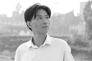 散文獎：《那條叫清江的河》作者：徐曉華(土家族)         獲獎感言　　這份殊榮不是我一個人的，而是我們警隊的榮光。這絕不是一句套話。我是一名有36年警齡的基層警察，在打擊違法犯罪、維護(hù)社會治安、服務(wù)人民群眾的過程中，與市民、村民們建立了深厚的情誼，也得到了他們的理解、支持和信任。這充分地體現(xiàn)于我的創(chuàng)作過程和作品中……