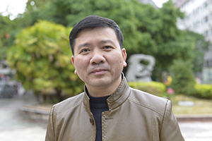 散文獎：《被風(fēng)吹過的村莊》作者：莫景春(毛南族)         獲獎感言　　我們毛南族人口不過10來萬，文化非常脆弱，有些隨著時間的流逝將慢慢消失，如果不及時好好整理記錄，隨著時代的發(fā)展，社會變遷，這些可貴的民族精神記憶或者消磨，或者隱藏，那在不久的將來，真的難以找到了。作為一個作家，我有責(zé)任去挖掘，用文字把它們記錄下來……