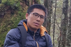 散文獎：《大河》作者：李達(dá)偉(白族)         獲獎感言　　《大河》的寫作，是一種重返式的寫作，同時也是一種在場式的寫作，那些在怒江邊教書和生活的過往，在寫作過程中如大河一般流淌不息。無論是《大河》，還是現(xiàn)在寫的《蒼山》，我都想努力重塑一種筋骨，重塑一些在這個時代有些稀缺的精神，我想通過文字重拾那些稀缺的懺悔、善良、愛情、真誠、膽色、平和、謙卑……